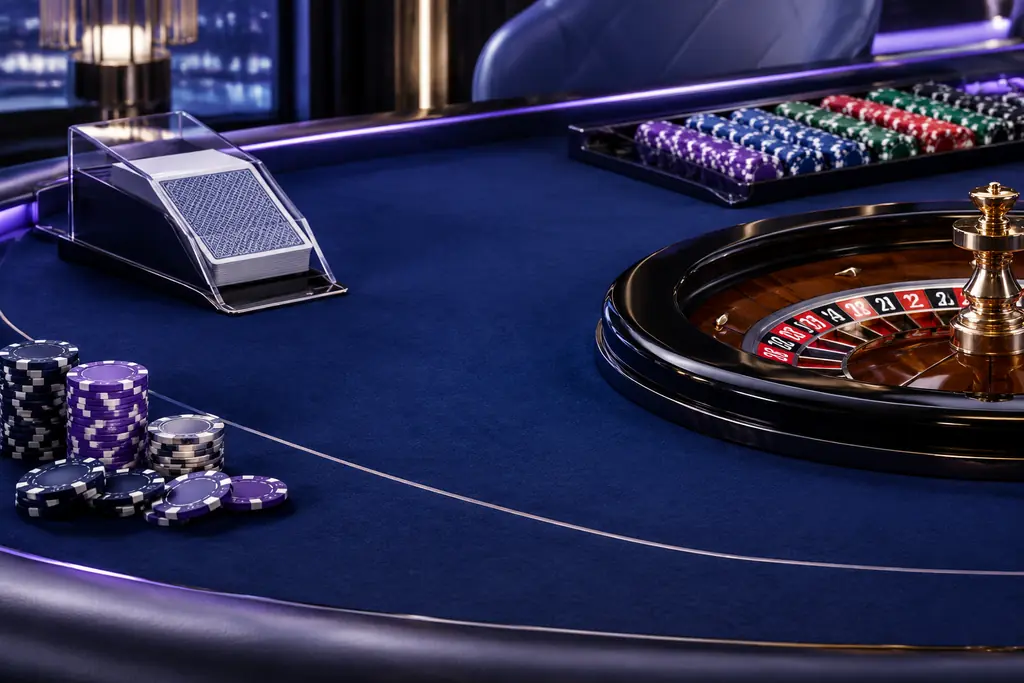 Ilustrasi meja kasino dengan kartu, roda roulette kecil dan tempat chip